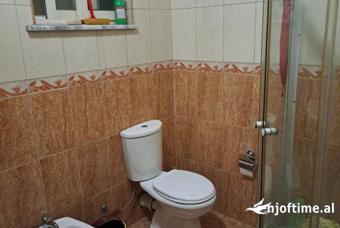 Shtepi ne shitje Apartament ne Tirane, 1+1, Mobilimi E mobiluar, Pagesa 100,000  Euro.