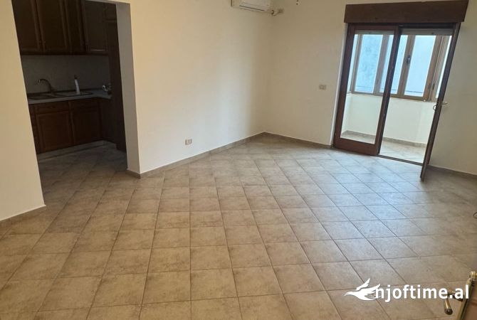 Shtepi me qera Apartament ne Tirane, 2+1, Mobilimi Bosh, pa mobiluar, Pagesa 700  Euro.