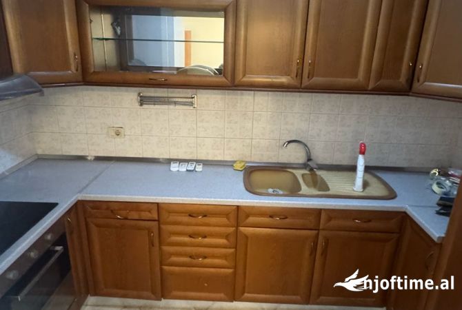 Shtepi me qera Apartament ne Tirane, 2+1, Mobilimi Bosh, pa mobiluar, Pagesa 700  Euro.