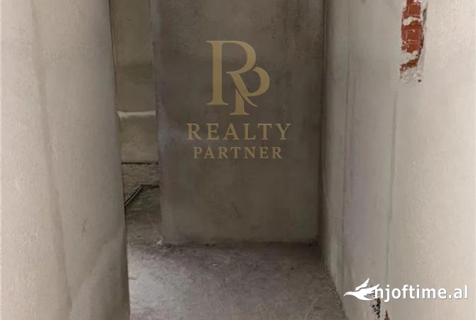 Shtepi ne shitje Apartament ne Tirane, 2+1, Mobilimi Bosh, pa mobiluar, Pagesa 106,000  Euro.