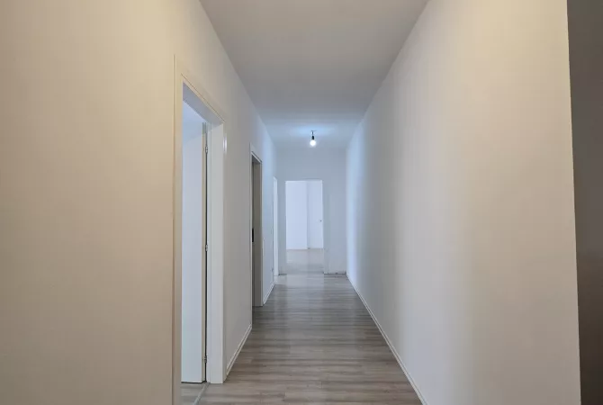 Shtepi ne shitje Apartament ne Tirane, 2+1, Mobilimi Bosh, pa mobiluar, Pagesa 170,000  Euro.