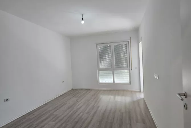 Shtepi ne shitje Apartament ne Tirane, 2+1, Mobilimi Bosh, pa mobiluar, Pagesa 170,000  Euro.