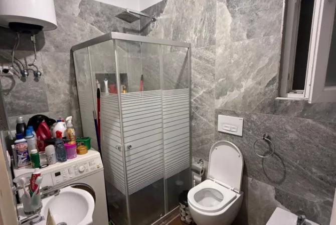 Shtepi ne shitje Apartament ne Tirane, 1+1, Mobilimi E mobiluar, Pagesa 83,000  Euro.