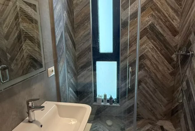 Shtepi me qera Apartament ne Tirane, 3+1, Mobilimi E mobiluar, Pagesa 1,200  Euro.