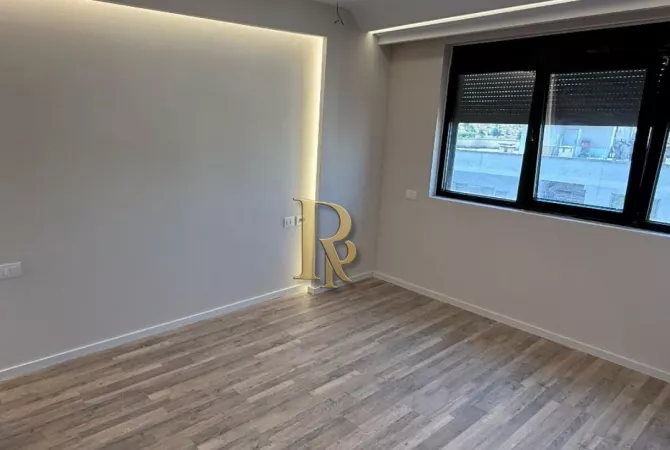Shtepi ne shitje Apartament ne Tirane, 3+1, Mobilimi Bosh, pa mobiluar, Pagesa 300,000  Euro.