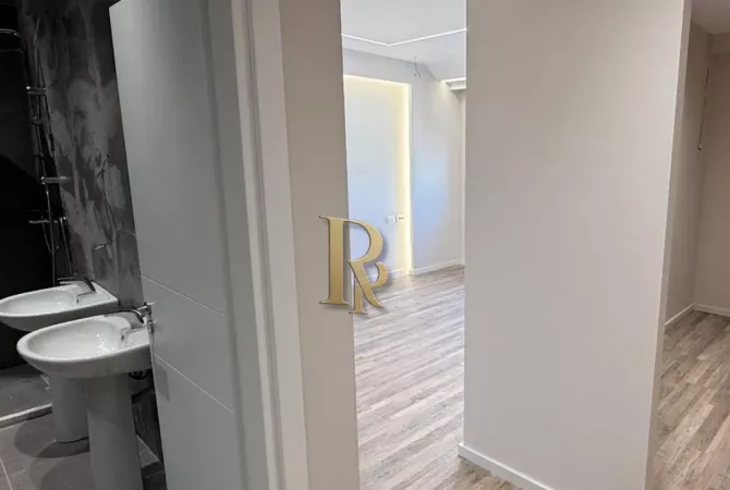 Shtepi ne shitje Apartament ne Tirane, 3+1, Mobilimi Bosh, pa mobiluar, Pagesa 300,000  Euro.