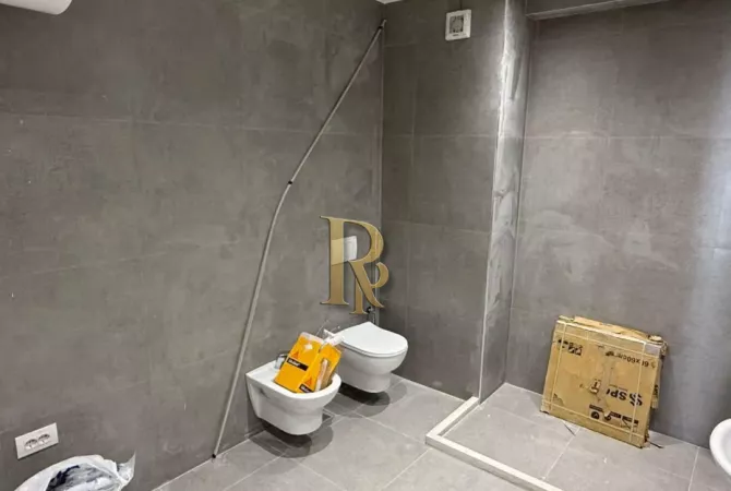 Shtepi ne shitje Apartament ne Tirane, 3+1, Mobilimi Bosh, pa mobiluar, Pagesa 300,000  Euro.