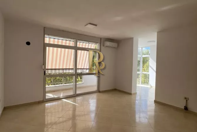 Business Property for Rent 3+1 in Tirana - 1,200 Euro