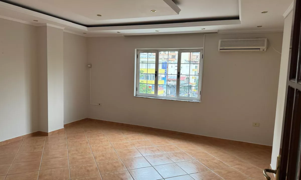 🔑 Me Qira – Ambient Zyrash / Biznesi  📍 Sheshi Willson, Bllok.