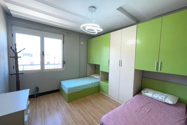 Shtepi ne shitje Apartament ne Tirane, 2+1, Mobilimi E mobiluar, Pagesa 157,000  Euro.