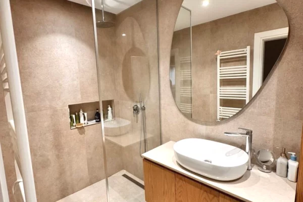 Shtepi ne shitje Apartament ne Tirane, 3+1, Mobilimi E mobiluar, Pagesa 355,000  Euro.