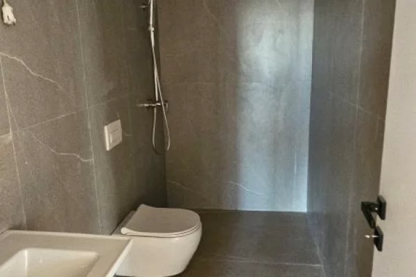 Shtepi ne shitje Apartament ne Tirane, 2+1, Mobilimi Bosh, pa mobiluar, Pagesa 404,900  Euro.