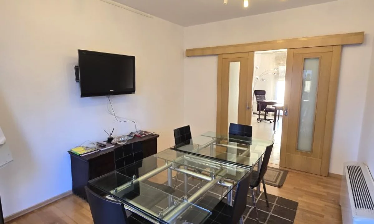 Zyre me qira 2+1+2 ne Qender te Tiranes