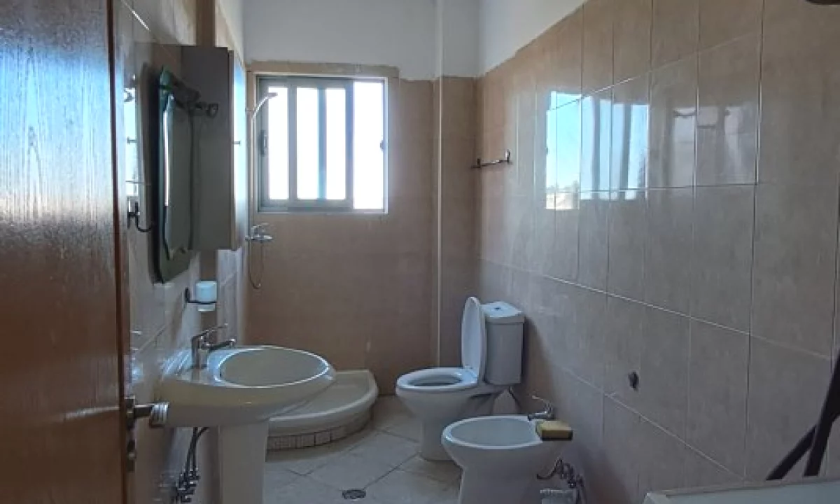 Shtepi ne shitje Apartament ne Tirane, 1+1, Mobilimi Pjeserisht e mobiluar, Pagesa 85,000  Euro.