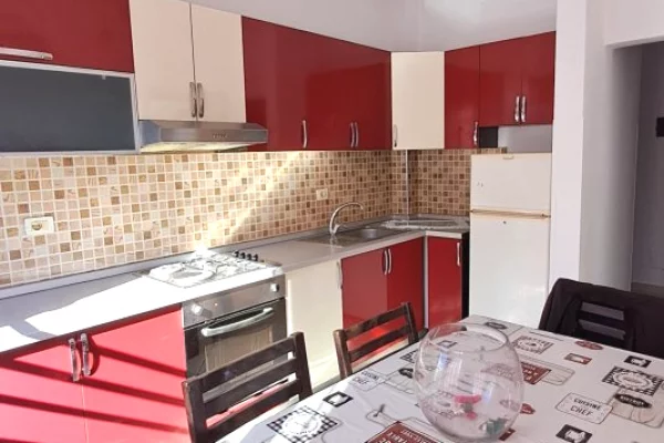 Shtepi ne shitje Apartament ne Tirane, 1+1, Mobilimi Pjeserisht e mobiluar, Pagesa 85,000  Euro.
