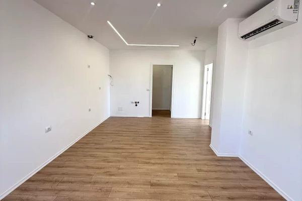 Shtepi ne shitje Apartament ne Tirane, 1+1, Mobilimi Bosh, pa mobiluar, Pagesa 165,000  Euro.