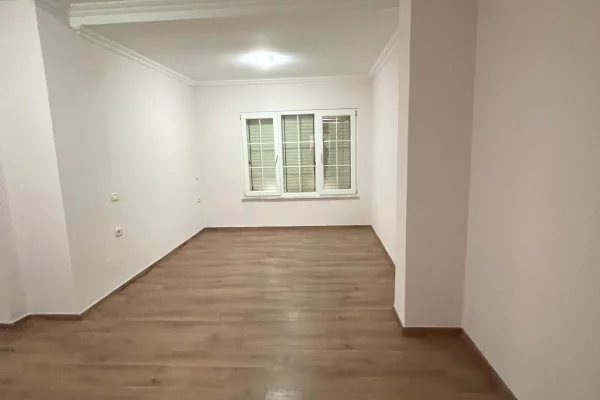 Shtepi ne shitje Vila Luksoze ne Tirane, 4+1, Mobilimi Bosh, pa mobiluar, Pagesa 850,000  Euro.