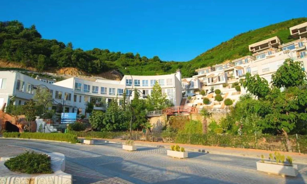 Shtepi ne shitje Apartament ne Tirane, 1+1, Mobilimi Bosh, pa mobiluar, Pagesa 122,800  Euro.