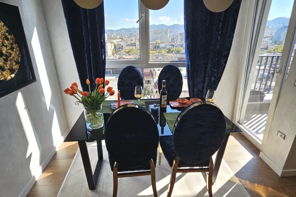 Shtepi ne shitje Apartament ne Tirane, 3+1, Mobilimi E mobiluar, Pagesa 297,000  Euro.