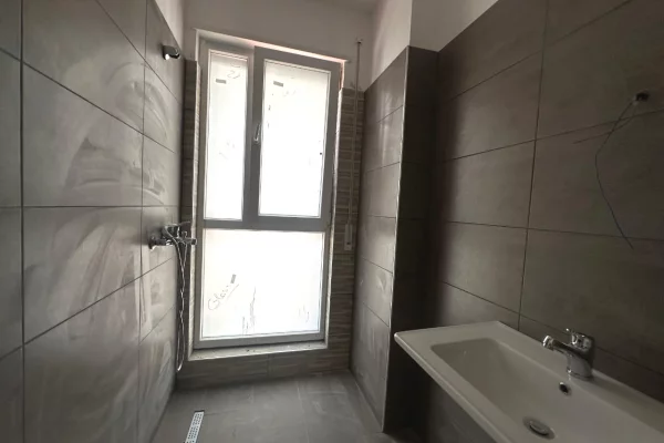 Shtepi ne shitje Apartament ne Tirane, 2+1, Mobilimi Bosh, pa mobiluar, Pagesa 182,000  Euro.