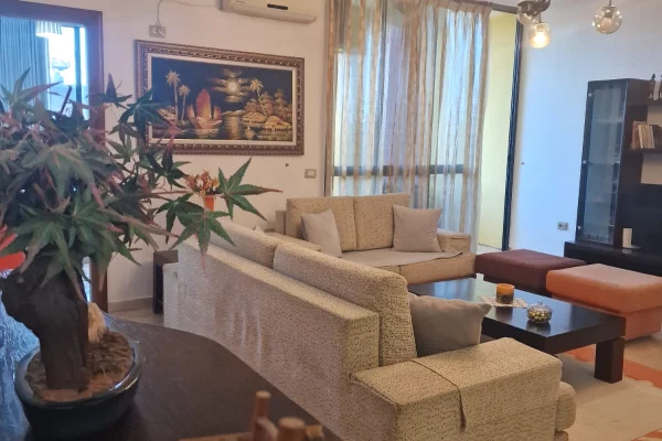 Shtepi ne shitje Apartament ne Tirane, 3+1, Mobilimi E mobiluar, Pagesa 260,000  Euro.