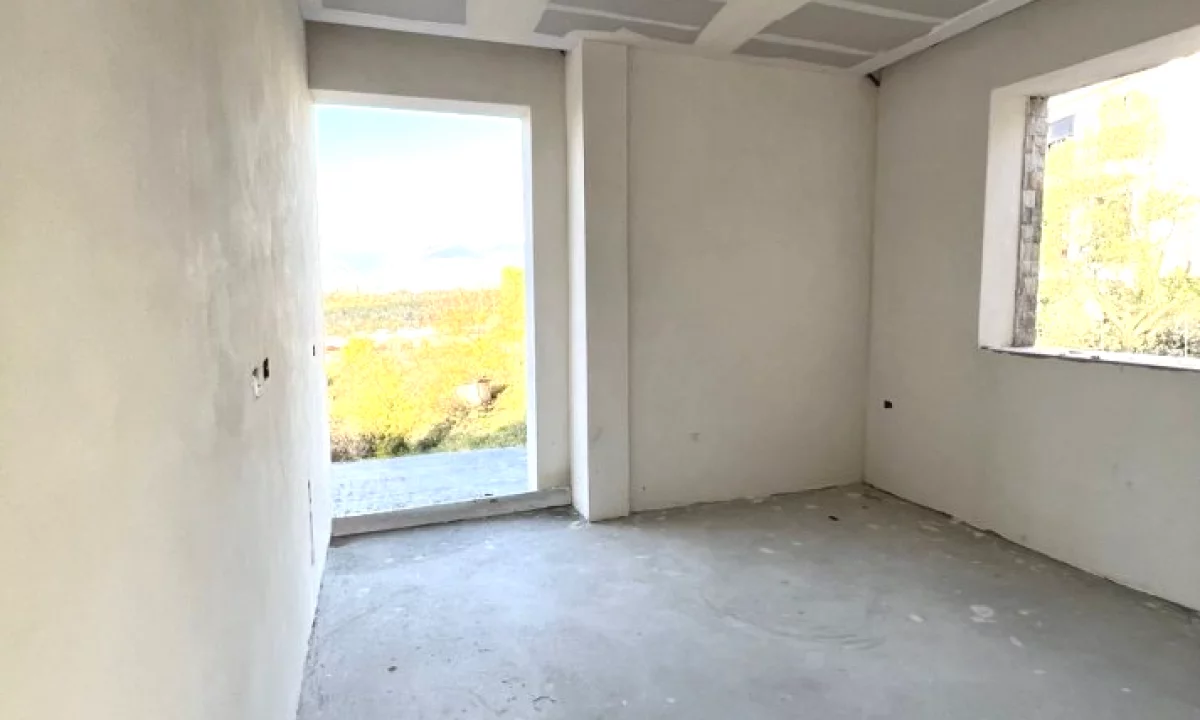 Shtepi me qera Shtepi Private ne Tirane, 3+1, Mobilimi Bosh, pa mobiluar, Pagesa 2,000  Euro.