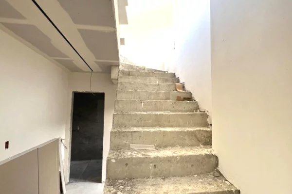 Shtepi me qera Shtepi Private ne Tirane, 3+1, Mobilimi Bosh, pa mobiluar, Pagesa 2,000  Euro.