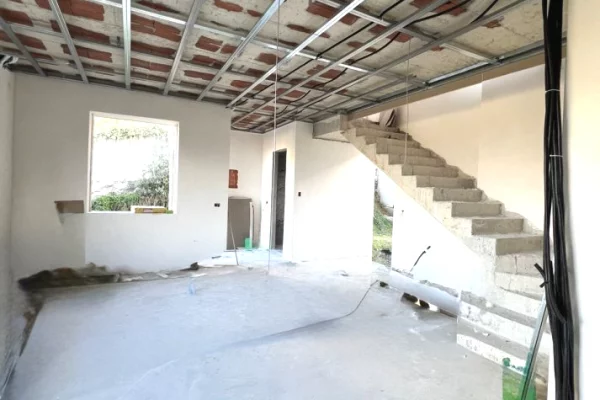 Shtepi me qera Shtepi Private ne Tirane, 3+1, Mobilimi Bosh, pa mobiluar, Pagesa 2,000  Euro.