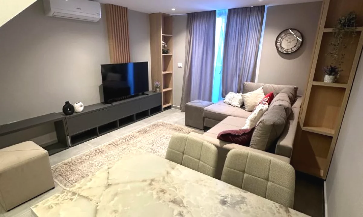 Shtepi ne shitje Duplex(shtepi me 2 kate) ne Tirane, 1+1, Mobilimi E mobiluar, Pagesa 119,000  Euro.