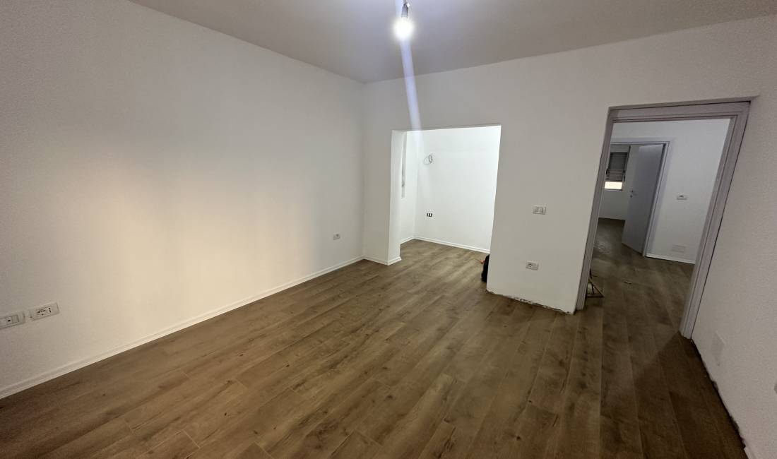 Shtepi ne shitje Apartament ne Tirane, 2+1, Mobilimi Bosh, pa mobiluar, Pagesa 135,000  Euro.