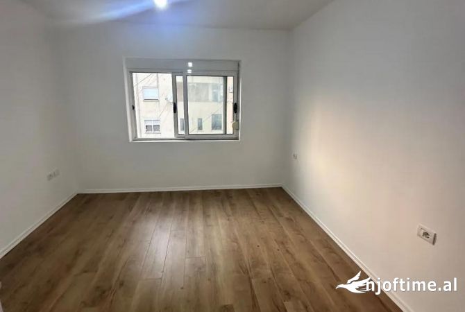 Shtepi ne shitje Apartament ne Tirane, 2+1, Mobilimi Bosh, pa mobiluar, Pagesa 135,000  Euro.