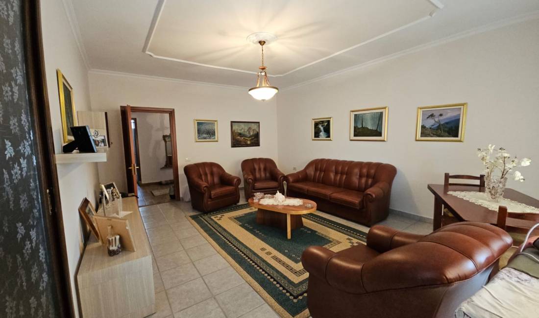 Shtepi me qera Apartament ne Tirane, 3+1, Mobilimi E mobiluar, Pagesa 750  Euro.