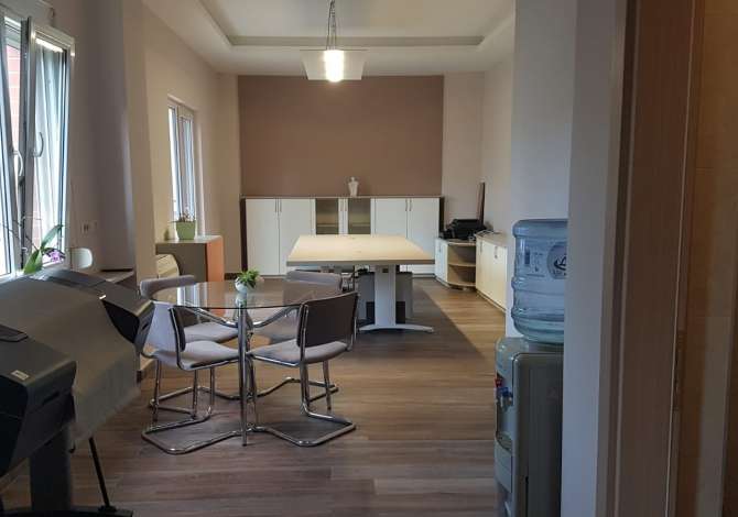 Ambiente Commerciale in Affitto 3+1 a Tirana - 500 Euro