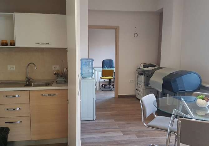 Ambiente Commerciale in Affitto 3+1 a Tirana - 500 Euro