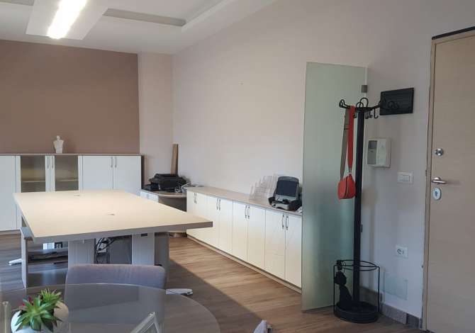 Ambiente Commerciale in Affitto 3+1 a Tirana - 500 Euro