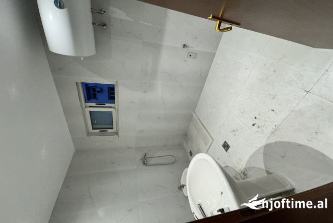 Jepet me qera apartament per zyre 4+1+2 te Komuna e Parisit