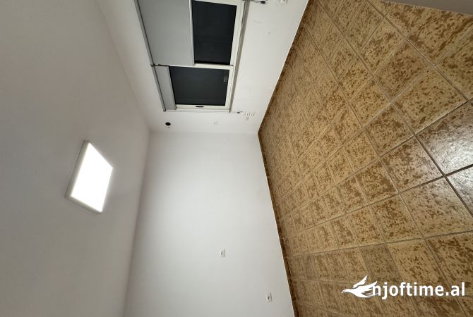 Jepet me qera apartament per zyre 4+1+2 te Komuna e Parisit