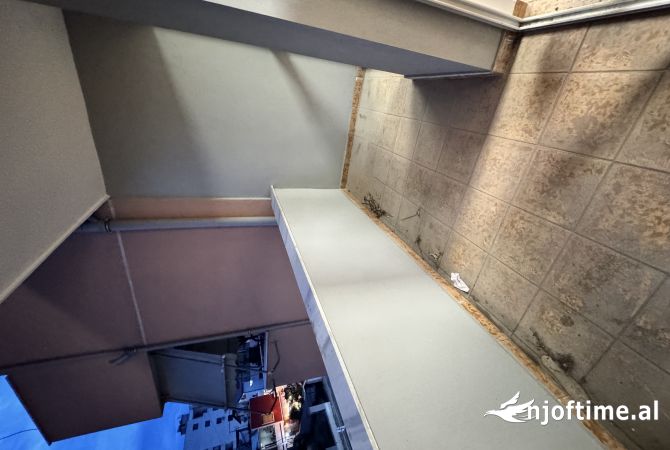 Jepet me qera apartament per zyre 4+1+2 te Komuna e Parisit