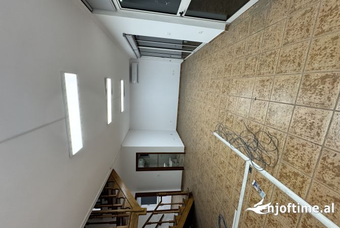 Jepet me qera apartament per zyre 4+1+2 te Komuna e Parisit