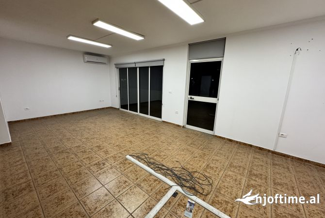 Jepet me qera apartament per zyre 4+1+2 te Komuna e Parisit