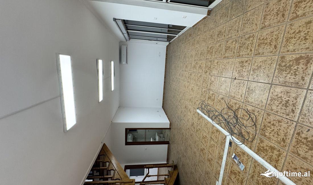 Jepet me qera apartament per zyre 4+1+2 te Komuna e Parisit