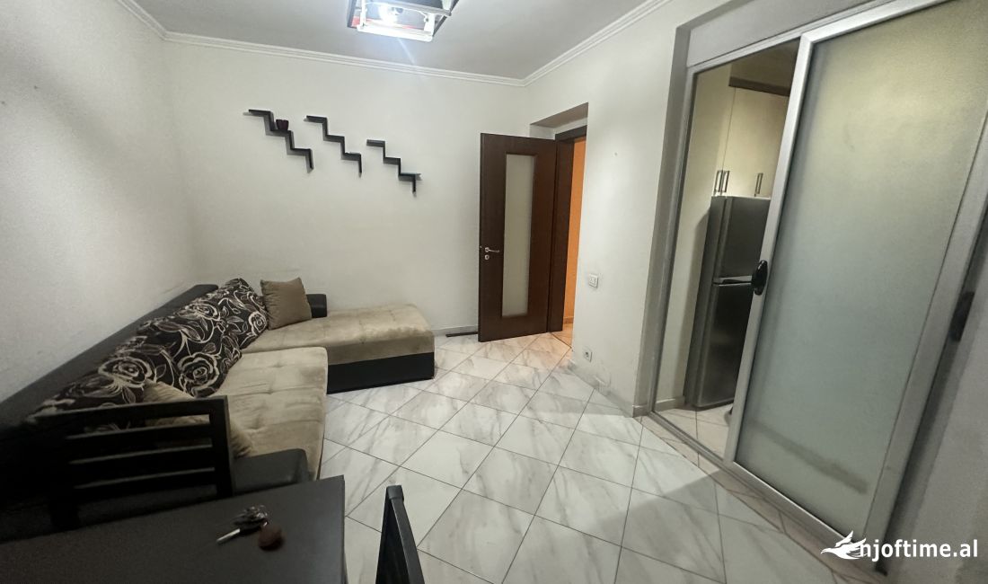 Jepet me qera ambient 1+1+bllk per zyre tek kryqezimi i 21 Dhjetorit