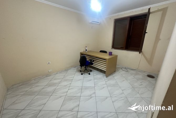 Jepet me qera ambient 1+1+bllk per zyre tek kryqezimi i 21 Dhjetorit
