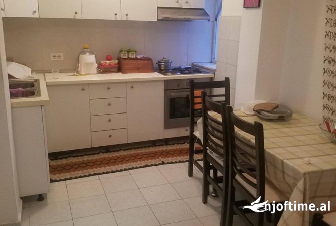 Shtepi ne shitje Apartament ne Tirane, 2+1, Mobilimi Pjeserisht e mobiluar, Pagesa 145,000  Euro.