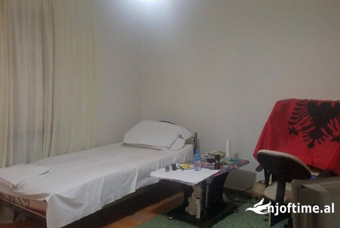 Shtepi ne shitje Apartament ne Tirane, 2+1, Mobilimi Pjeserisht e mobiluar, Pagesa 145,000  Euro.