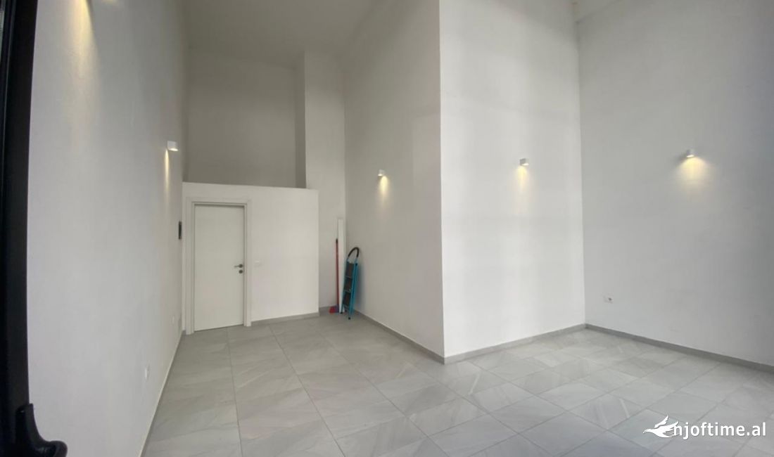 Ambient biznesi per qira ne Rr. Dibres mbi vila Gold