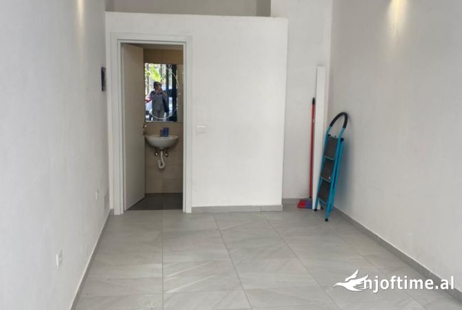 Ambiente Commerciale in Affitto 3+1 a Tirana - 500 Euro