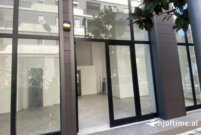 Ambient biznesi per qira ne Rr. Dibres mbi vila Gold