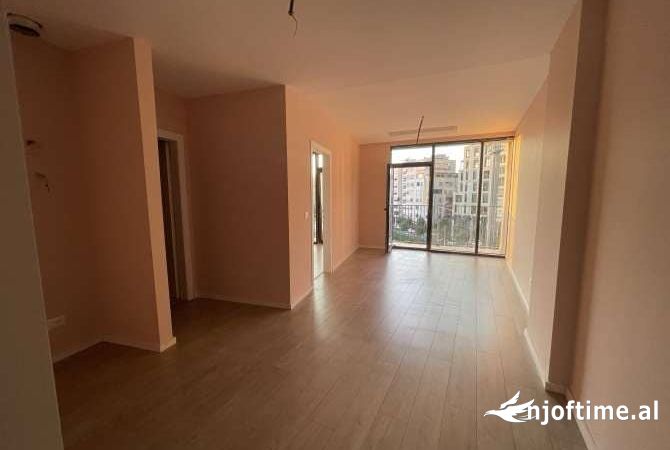 Ambiente Commerciale in Affitto 3+1 a Tirana - 800 Euro