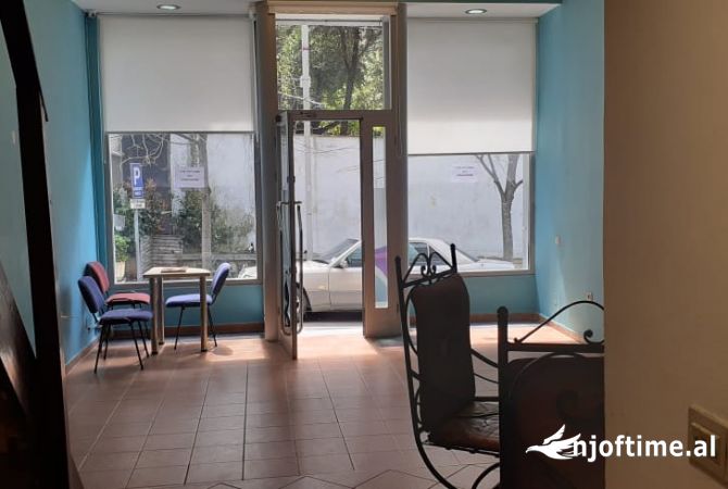Ambiente Commerciale in Affitto 3+1 a Tirana - 400 Euro